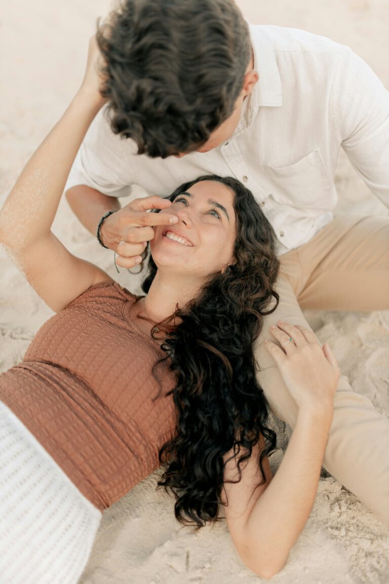 Как да разпознаваме здравословната интимност от емоционалния натиск